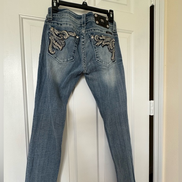 Miss Me lady’s skinny jeans. Jeweled pockets, broad stitching with light wear. - Picture 1 of 10